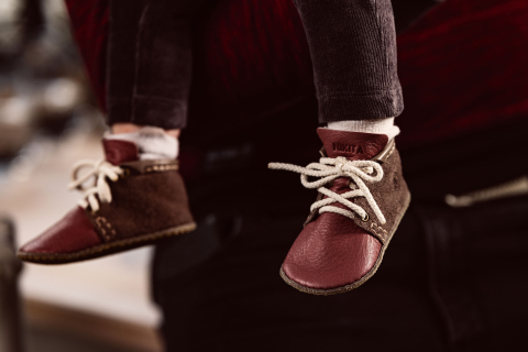 Babyschuhe aus Leder Farbe Taupe/Orchid, Krabbel- und Lauflernschuhe geschnuert mit Namen personalisierbar