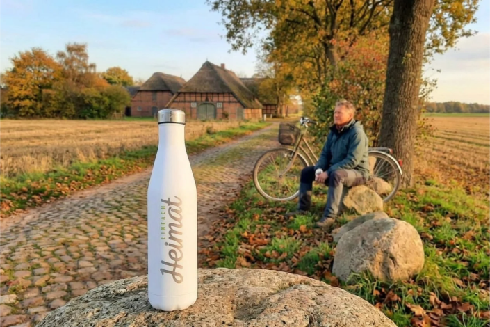 Trinkflasche in Norddeutscher Umgebung mit Radfahrer
