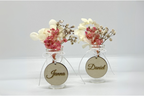 Giveaway und Platzkarte Vase mit Holzanhänger