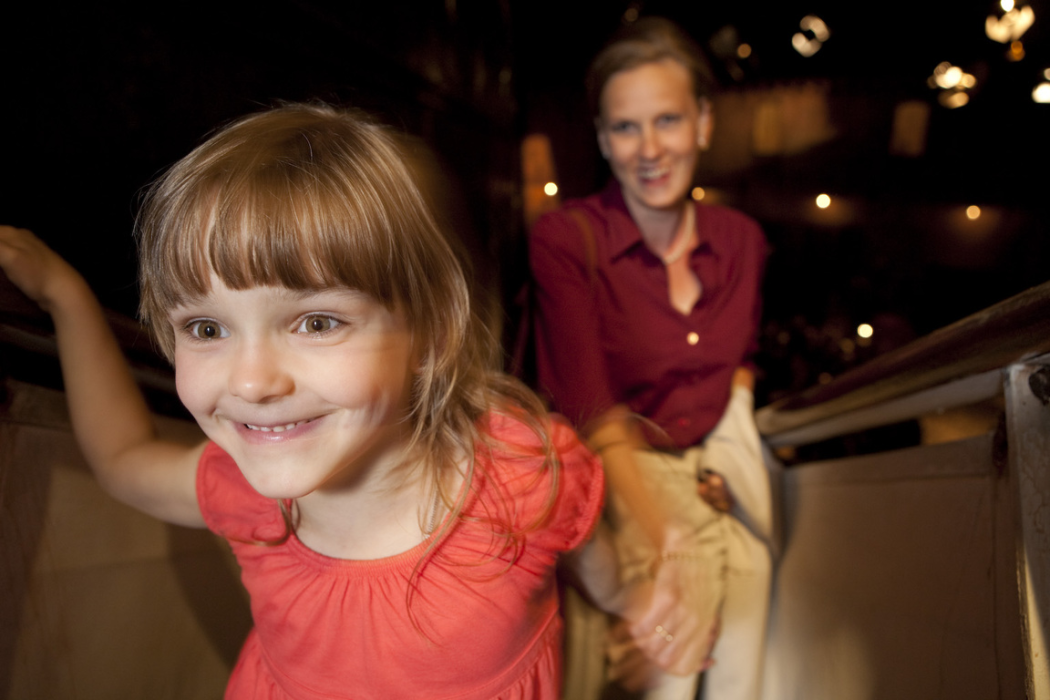 Für Erwachsene sowie Kinder und Familien gibt es vielfältige Führungen durch das Erlebnismuseum. © Deutsches Auswandererhaus / Foto: Stefan Volk

