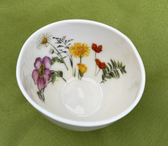 Porzellan Schale mit Blumen