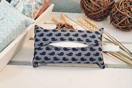 Taschentüchertasche aus Baumwollstoff, Motiv: kleine blaue Wale auf graublauem Hintergrund