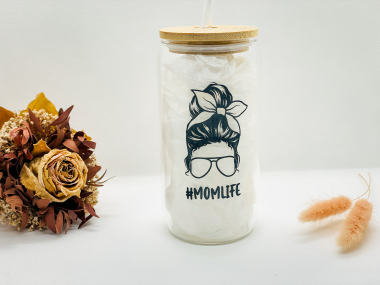 Personalisiertes Trinkglas mit Strohhalm & Deckel – graviertes Glas für Mama, Sommerpicknick oder als liebevolles Geschenk