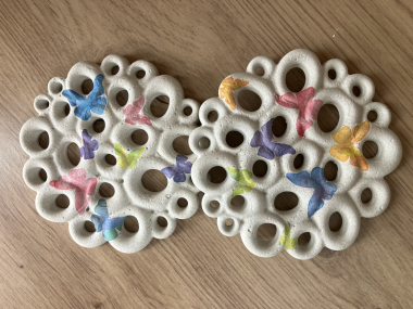 Blumenretter aus Beton mit Schmetterlingen