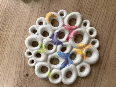 Blumenretter aus Beton mit Schmetterlingen