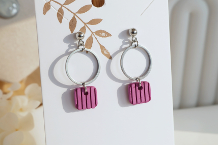 Kleine Hängeohrringe aus 304 Edelstahl in der Farbe Silber mit einem Pinken eckigen Anhänger aus Beton der an einem Ring hängt..
Hypoallergene Kugelohrstecker. Gesamtlänge ca. 3,3 cm. ein Ohrring wiegt unter einem Gramm