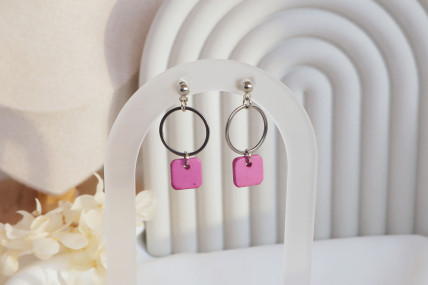 Kleine Hängeohrringe aus 304 Edelstahl in der Farbe Silber mit einem Pinken eckigen Anhänger aus Beton der an einem Ring hängt..
Hypoallergene Kugelohrstecker. Gesamtlänge ca. 3,3 cm. ein Ohrring wiegt unter einem Gramm
