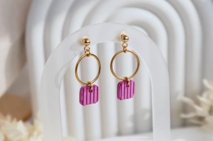 Kleine Hängeohrringe aus 304 Edelstahl in der Farbe Gold mit einem Pinken eckigen Anhänger aus Beton der an einem ring hängt..
Hypoallergene Kugelohrstecker. Gesamtlänge ca. 3,3 cm. ein Ohrring wiegt unter einem Gramm