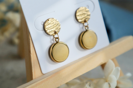 Ohrringe mit strukturiertem Stecker – Butter Yellow