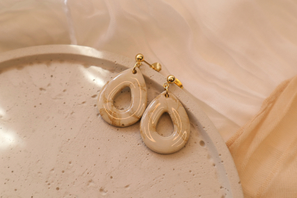 Ohrringe mit einem Tropfenförmigen Anhänger.
Kugelstecker aus 304 Edelstahl in der Farbe Gold Anhänger aus Beton in Braun/ Beige, vorne und Hinten mit Epoxidharz veredelt.
Gesamtlänge ca. 4 cm, ein Ohrring wiegt ca. 4 Gramm