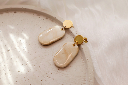 Ohrringe mit einem länglichen abgerundeten Anhänger.
Stecker aus 304 Edelstahl in der Farbe Gold, Anhänger aus Beton in Braun/ Beige, vorne und Hinten mit Epoxidharz veredelt.
Gesamtlänge ca. 4 cm, ein Ohrring wiegt ca. 4 Gramm