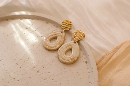 Ohrringe mit einem Tropfenförmigen Anhänger.
Stecker aus 304 Edelstahl in der Farbe Gold. Anhänger aus Beton in Braun/ Beige, vorne und Hinten mit Epoxidharz veredelt.
Gesamtlänge ca. 4 cm, ein Ohrring wiegt ca. 4 Gramm