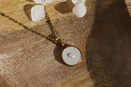 Kette Farbe Gold mit weißem Beton & Perlmutt-Akzent