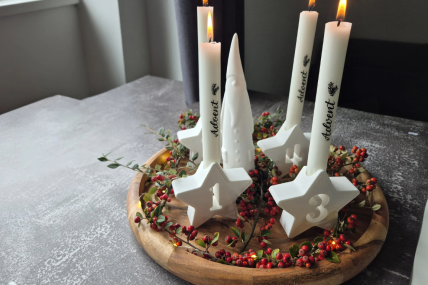 Adventssterne als Kerzenhalter