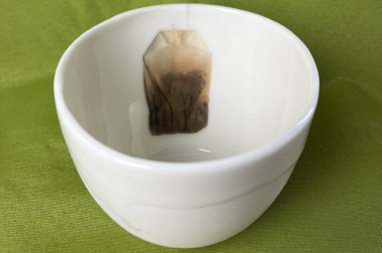 Porzellan Schale mit Teebeutel