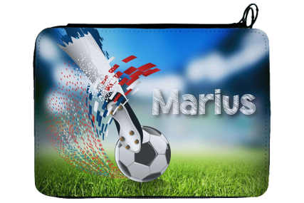 Personalisierbare, gefüllte Federmappe mit dynamischem Fußball-Design