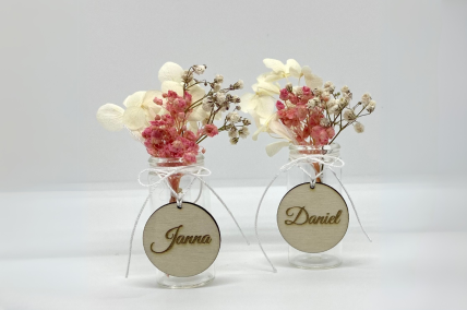 Giveaway und Platzkarte Vase mit Holzanhänger