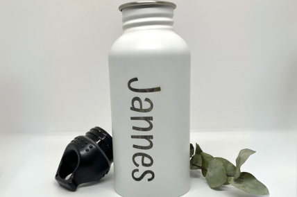 Trinkflasche aus Edelstahl in zwei Farben mit Gravur