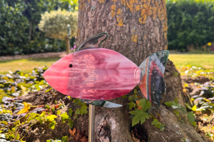 Ein zartes Stück Lebensfreude: Dein handgefertigter Fisch in Rosa von Glücksglas!