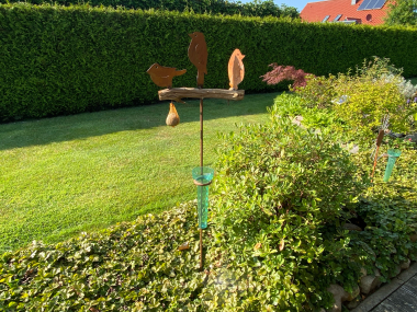 Vogelfutterstation mit Regenmesser
