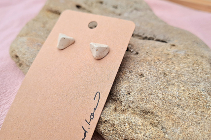 Keramik Ohrstecker dreieckig mit transparenter Glasur 
