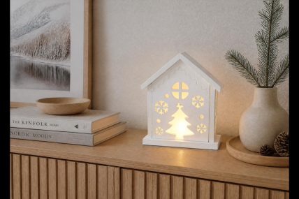 Handgefertigtes Winterhäuschen in Weiß