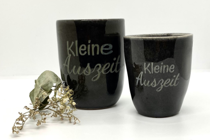 Becher mit gelaserter Inschrift in zwei Farben und Größen