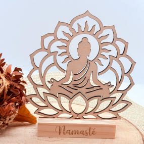 Buddha Aufsteller aus Holz mit Lotusblume – personalisierbare Namaste Deko