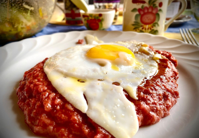 So essen wir unseren Langeooger Labskaus am liebsten: Einfach mit ein wenig Sud von unseren eingelegten Gemüsen erwärmen, ein Spiegelei oben drauf und wer es liebt einen Matjes und weitere Gemüse dazu! Fertig ist ein *****-Labskaus!