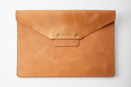 Laptoptasche aus Leder minimalistisch personalisiert
