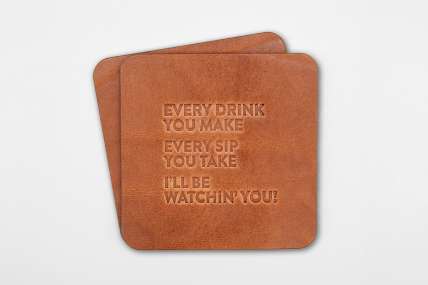 Leder Untersetzer 2er-Set Farbe Cognac mit Spruch Praegung