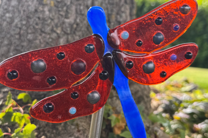 Ein beflügelndes Stück Lebensfreude: Deine handgefertigte Libelle in Rot/Blau von Glücksglas!
