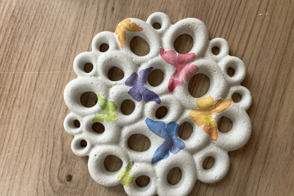 Blumenretter aus Beton mit Schmetterlingen