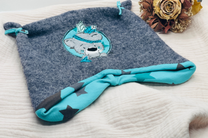 Einzigartige Öhrchenmütze aus Wollwalk – Bestickt mit Indianerteddy