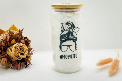 Personalisiertes Trinkglas mit Strohhalm & Deckel – graviertes Glas für Mama, Sommerpicknick oder als liebevolles Geschenk