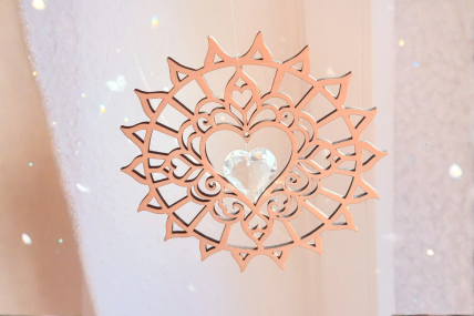 Sonnenfänger Mandala mit Herzkristall,  Fensterdeko aus Holz mit Regenbogenlicht