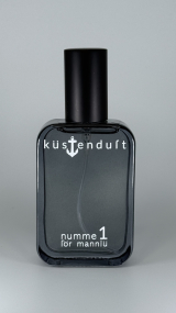 Küstenduft Parfüms för mannlü un fraulü – Düfte wie Leben und Urlaub am Meer, Kollektion Numme 1, 2, 3, 4, 5, 6 un 7 im schlichten Flakon. Moin. Meer. Duft. Ostfriesland.