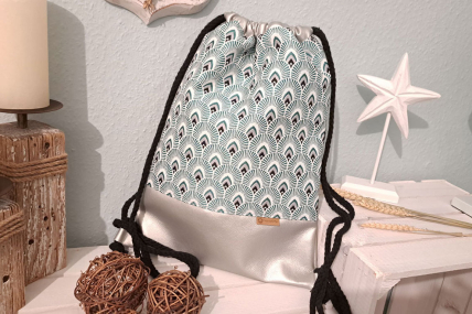 Rucksack im Turbeutel-Stil, Boden aus silbernem Kunstleder, Oberstoff mit Fächermotiv in mint/silber, Futterstoff aus Baumwolle mint, mit separatem Reißverschlussfach im Inneren, Außenansicht