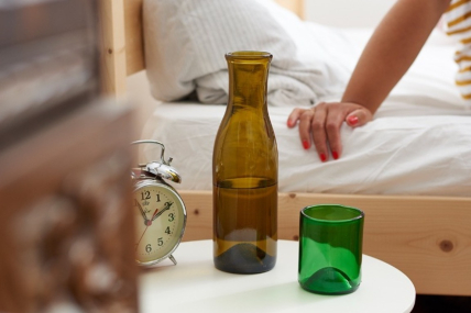 No. 08 Upcycling Karaffe aus Burgunderflasche mit Becher