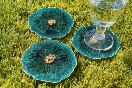 Untersetzer aus Epoxidharz in Türkis mit Goldflöckchen und handgemaltem Goldrand
