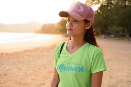 Damen V-Neck T-Shirt „Meerweh“ – Frontprint Türkis