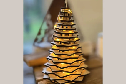 Tannenbaum gelasert mit Lichterkette