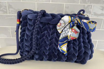 Strickbag in Marine Samt