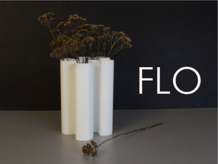 Vase Flo in weiß mit Trockenblumen vom Strand von der Ostsee vor einer schwarzen Wand.