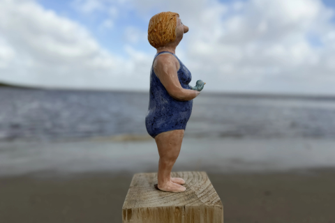 Strandmensch mit Ente