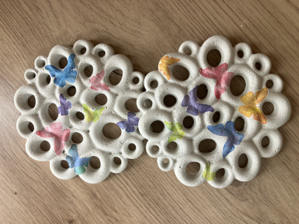 Blumenretter aus Beton mit Schmetterlingen