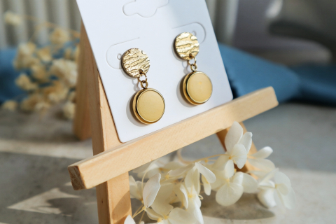kleine Hängeohrringe. 
Ohrstecker, Anhänger und Ringe aus 304 Edelstahl, in der Farbe Gold, Anhänger ausgegossen mit Mikrobeton in der Farbe Butter yellow
Gesamtlänge ca 2,5 cm
Ein Ohrring wiegt 
ca 3 Gramm
