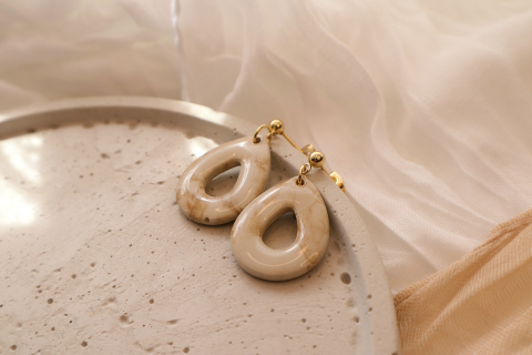 Marmorierte Beton-Tropfen mit Kugelstecker in Gold