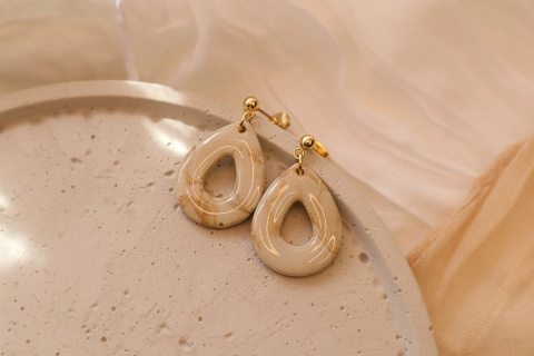 Ohrringe mit einem Tropfenförmigen Anhänger.
Kugelstecker aus 304 Edelstahl in der Farbe Gold Anhänger aus Beton in Braun/ Beige, vorne und Hinten mit Epoxidharz veredelt.
Gesamtlänge ca. 4 cm, ein Ohrring wiegt ca. 4 Gramm