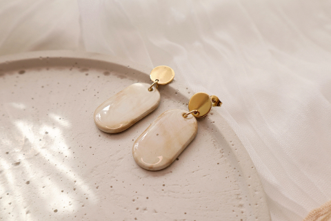 Lange Beton-Ohrringe Braun-Beige mit Stecker in Gold